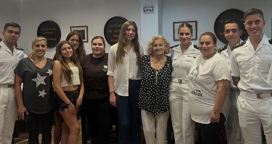 Princesa Leonor, The Infanta Sofía, compañeros Guardiarinas y personal del restaurante La Casona de Jovellanos de Gijón