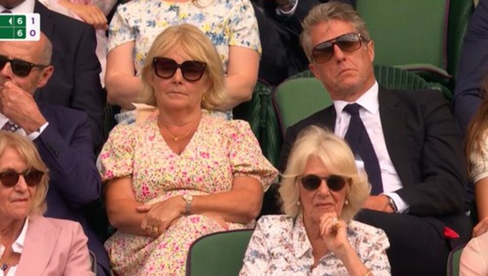 Hugh Grant dormido detrás de la Reina Camilla | Foto: Bein Sports
