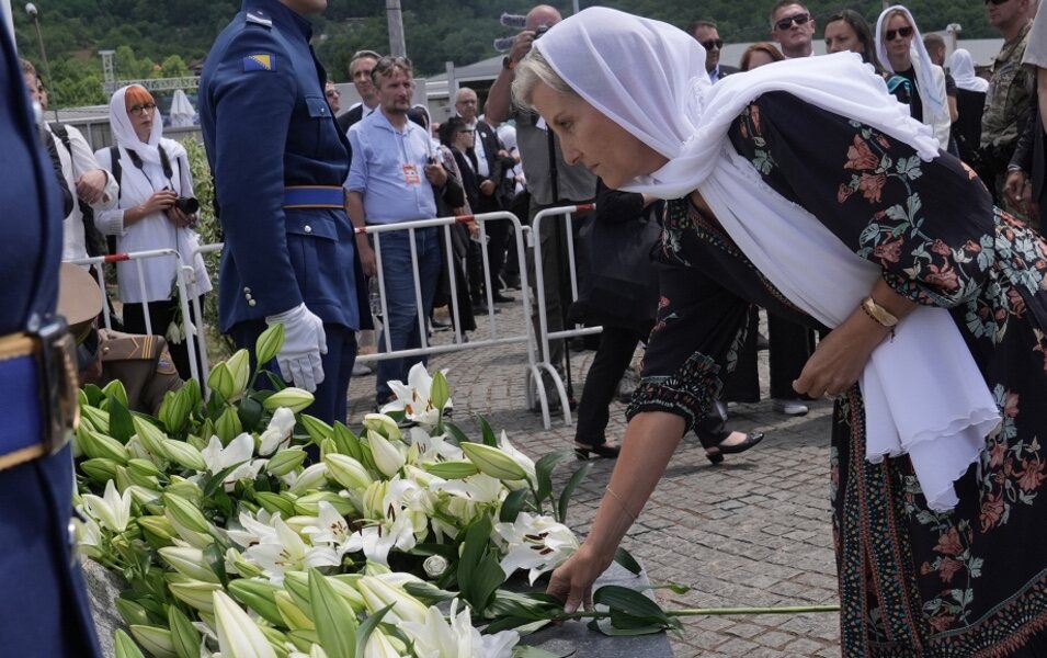 La duquesa de Edimburgo durante su viaje oficial a Bosnia para el 30 aniversario de la masacre de Srebernica