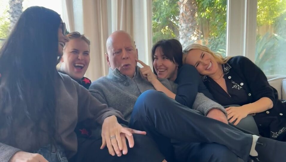 Bruce Willis junto a la familia y Demi Moore en su cumpleaños | Foto: Instagram
