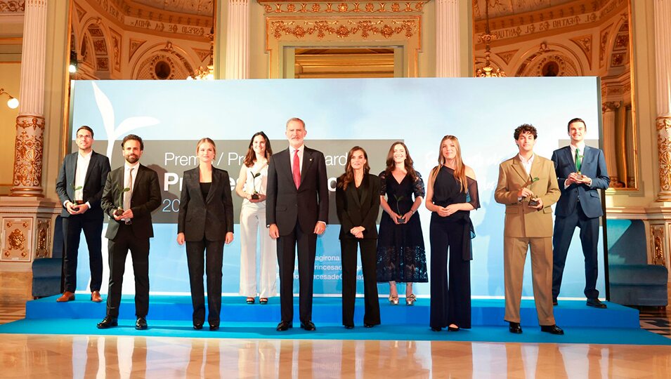 Sus Majestades los Reyes y Sus Altezas Reales la Princesa de Asturias y de Girona y la Infanta doña Sofía junto a los premiados FPdGi 2025