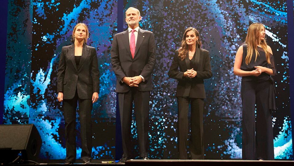 Sus Majestades los Reyes y Sus Altezas Reales la Princesa de Asturias y de Girona, y la Infanta Doña Sofía en el escenario momentos antes de la entrega de los Premios | Casa Real