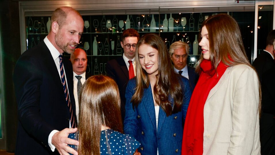 La Princesa de Asturias y la Infanta Sofía, junto al Príncipe de Gales en la final de la Eurocopa femenina de fútbol | Foto: Twitter