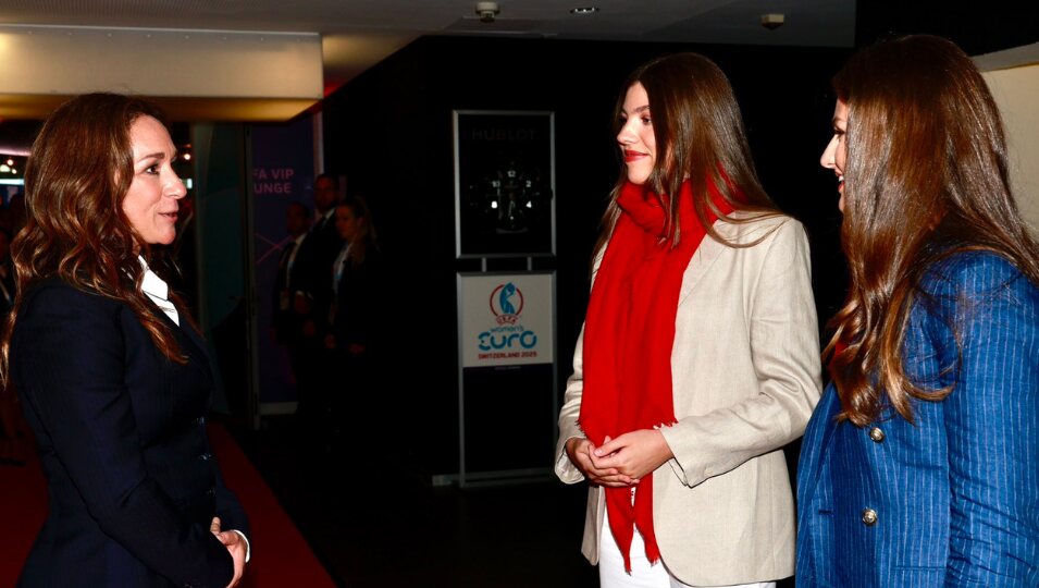 La princesa de Asturias y la Infanta Sofía en la final del fútbol femenino Eurocup