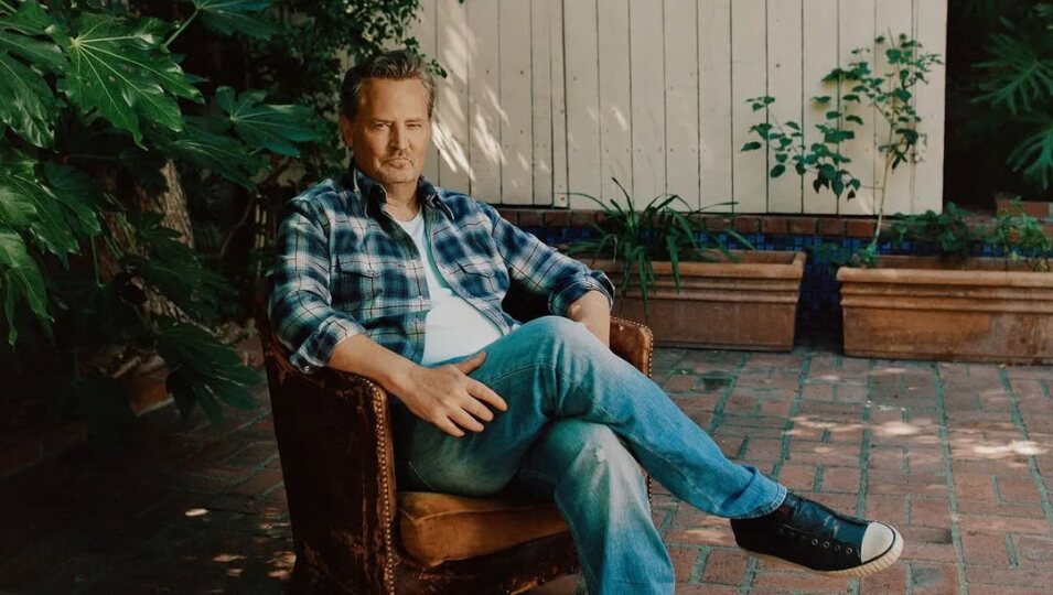 Matthew Perry promocionando su autobiografía Friends, Lovers and the Big Terrible Thing | Foto: Instagram