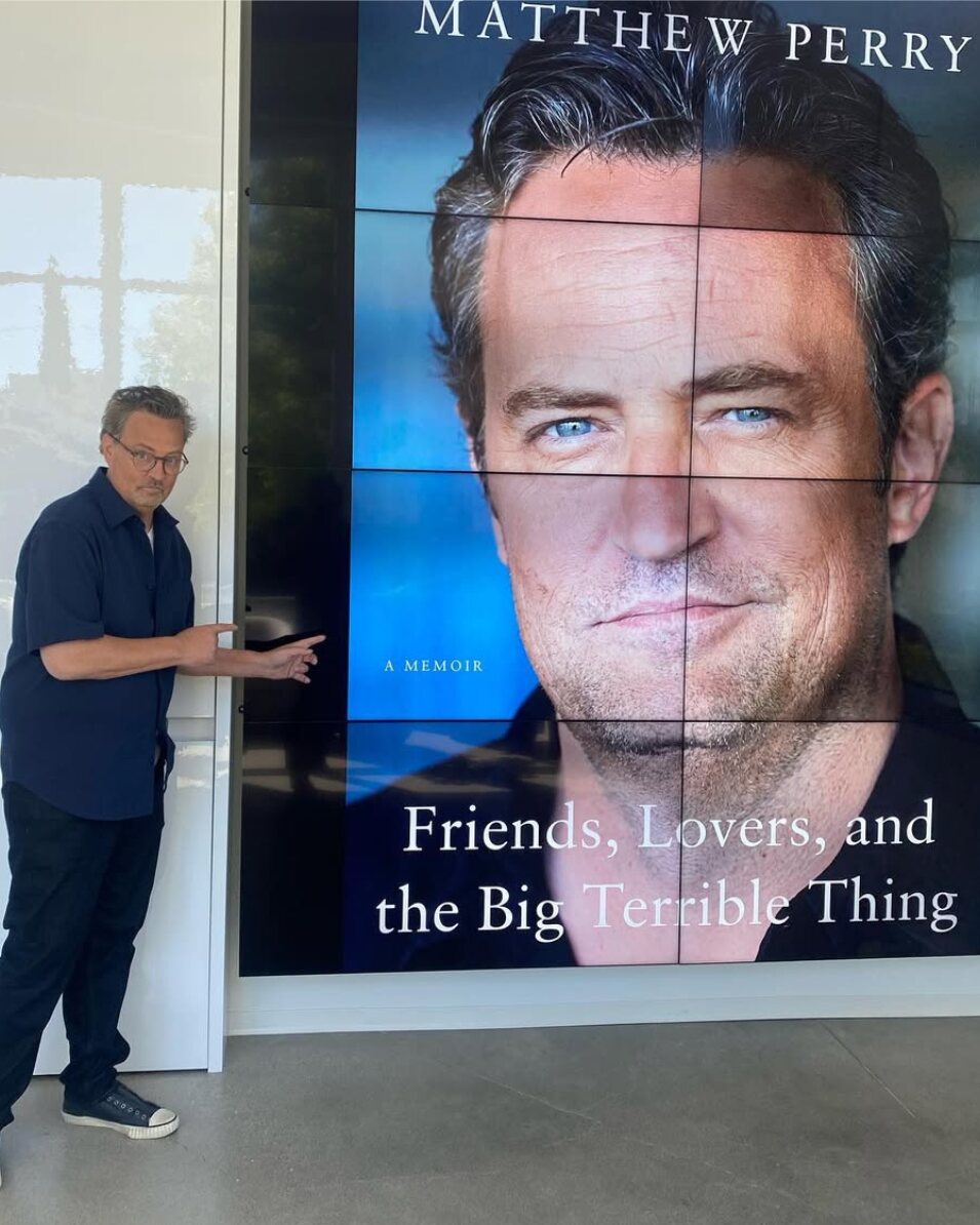Matthew Perry promocionando sus amigos de la autobiografía, amantes y la gran cosa terrible | Foto: Instagram 
