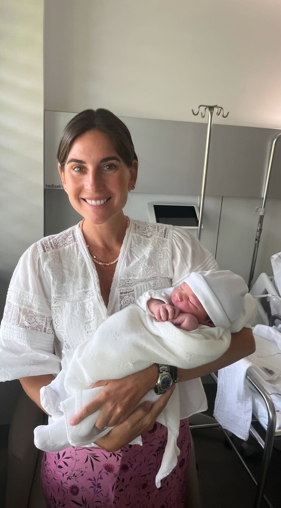 Lourdes Montes cogiendo en brazos a su sobrino e hijo de Sibi Montes | Foto: Instagram