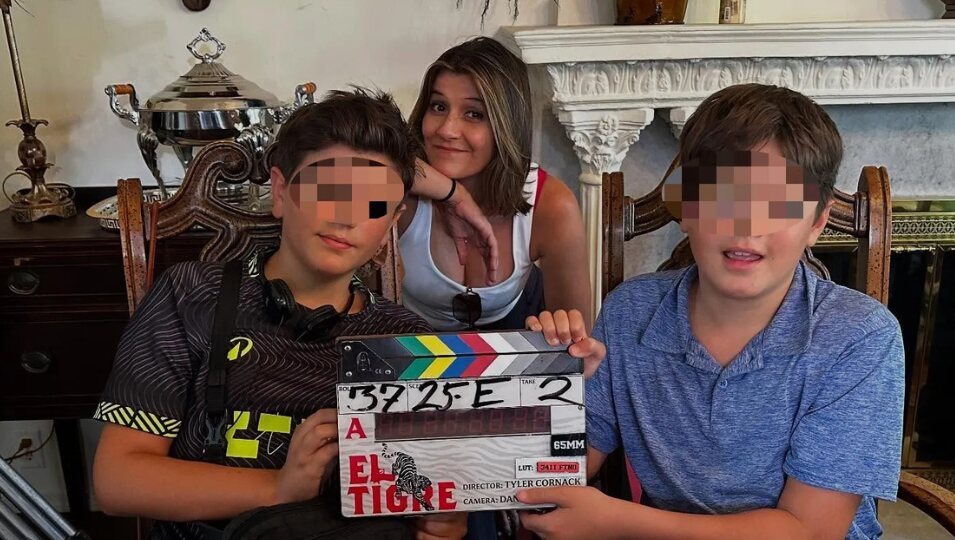 Marta Solaz, mujer de Sergio Peris-Mencheta y sus dos hijos, Olmo y Río en el rodaje de 