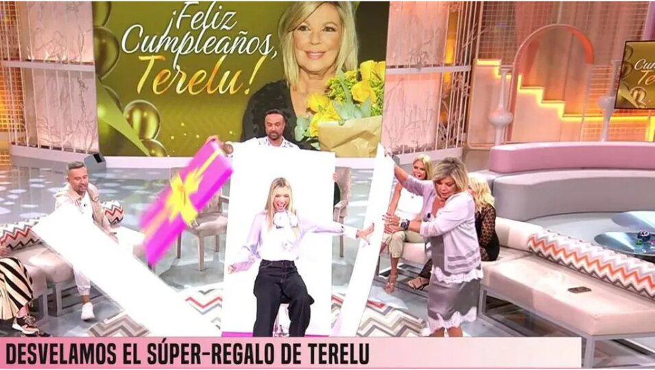 Alejandra saliendo de un regalo en el plató de 'Fiesta' por el cumple de su madre |Foto:Telecinco.es