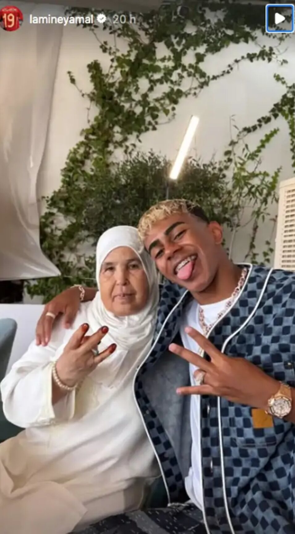 Lamine Yamal junto a su abuela en las stories de Instagram | Foto: Instagram
