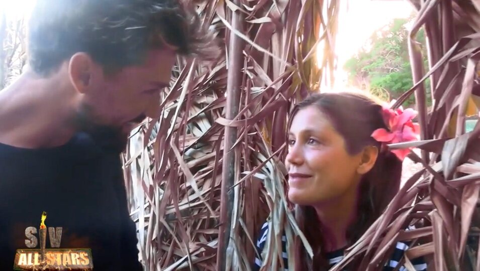 Albalá y Miri con el regalo | Foto: telecinco.es