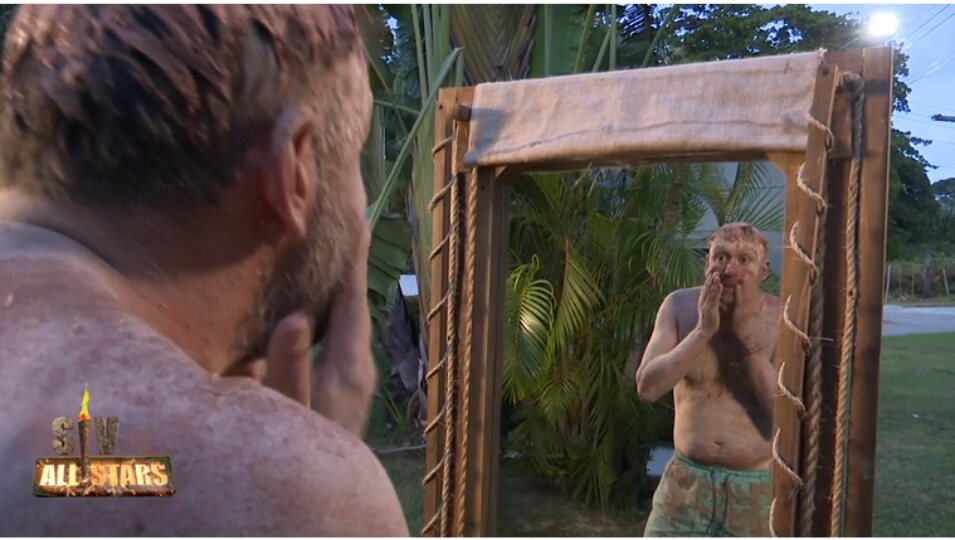 Kike Calleja ante el espejo de 'Supervivientes All Stars' para observar su cambio físico tras ser expulsado | Foto: Telecinco.es