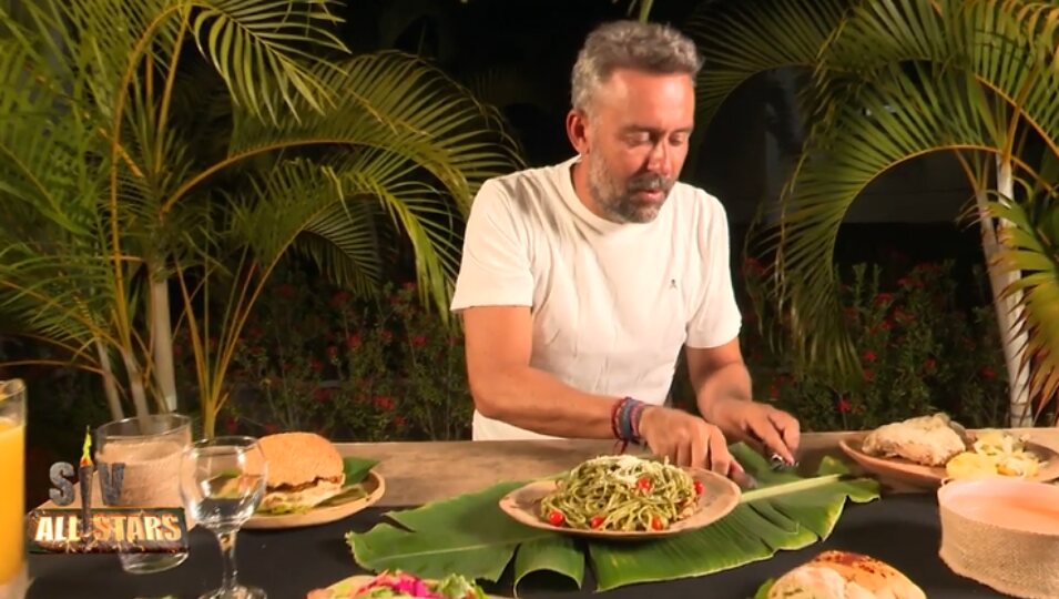 Kike Calleja y el banquete de despedida al ser expulsado de 'Supervivientes All Stars' | Foto: Telecinco.es