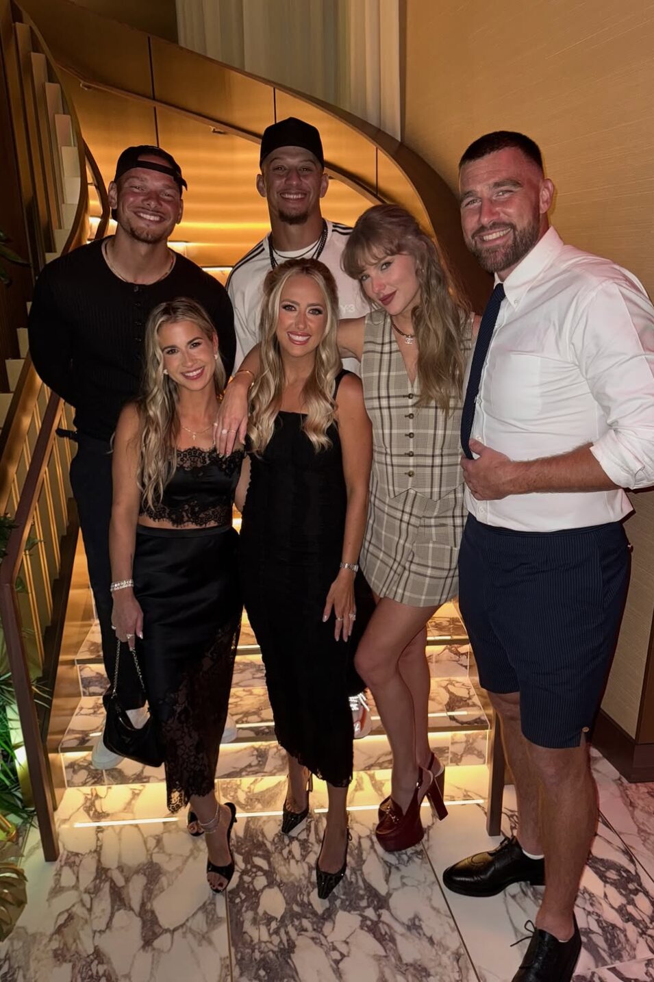 Taylor Swift y Travis Kelce en el cumpleaños de Patrick Mahomes, quarterback de los Chiefs | Foto: Instagram 