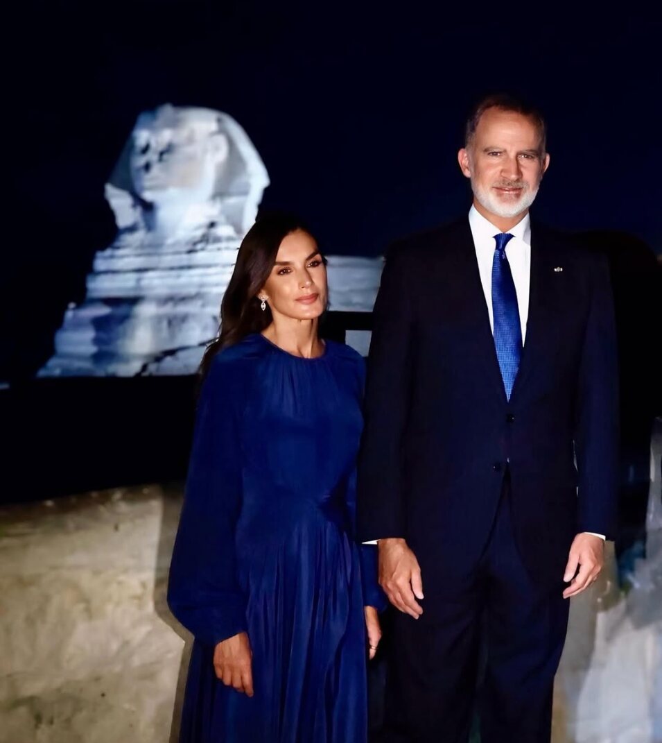 La Reina Letizia y el Rey Felipe VI enfrente de la esfinge de Egipto | Foto: Instagram