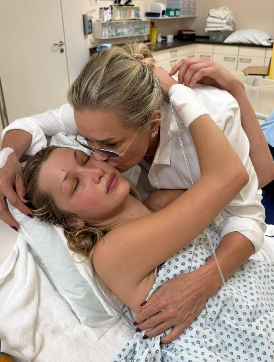 Bella Hadid junto a su madre en su ingreso por la recaída de la enfermedad de Lyme | Foto: Instagram