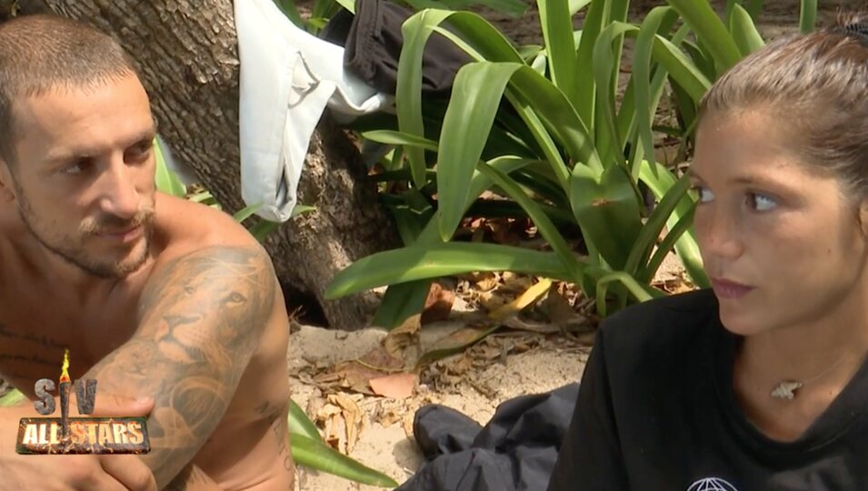 Miri hablando con Torres en Playa Caos / Fotografía: Telecinco