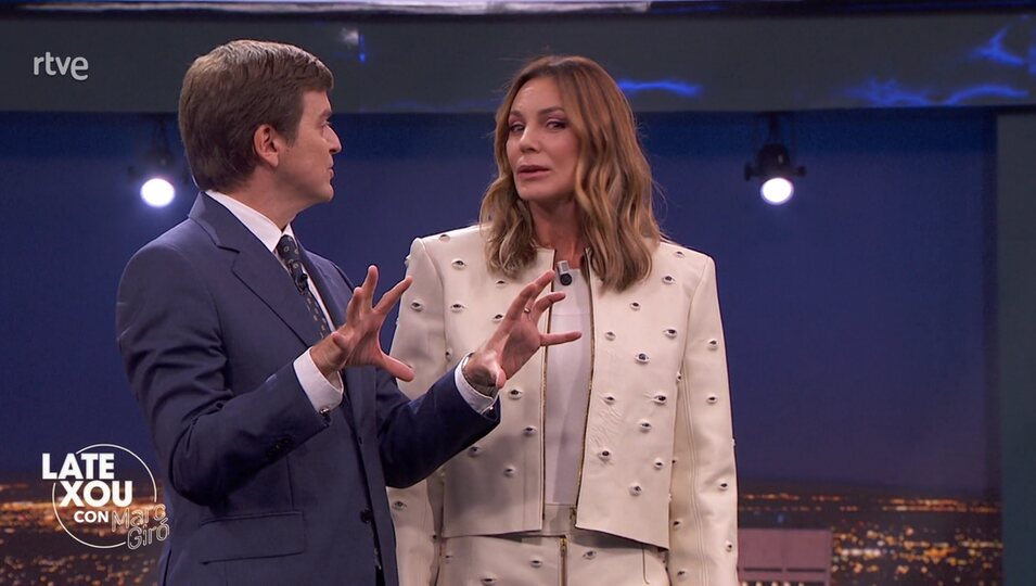  Marc Giró dando la bienvenida a Mar Flores en su programa | Foto: RTVE.es