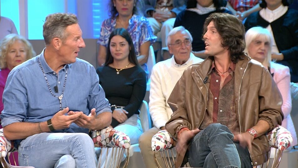 Joaquín Prat con el regalo de Alejandro / Fotografía: Telecinco