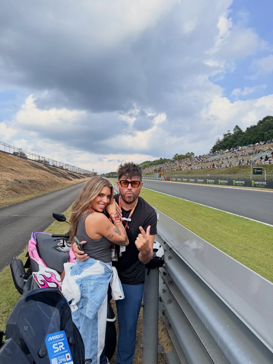 Pablo López y su esposa Laura Rubio en el Gran Premio de Moto GP | Foto: Instagram