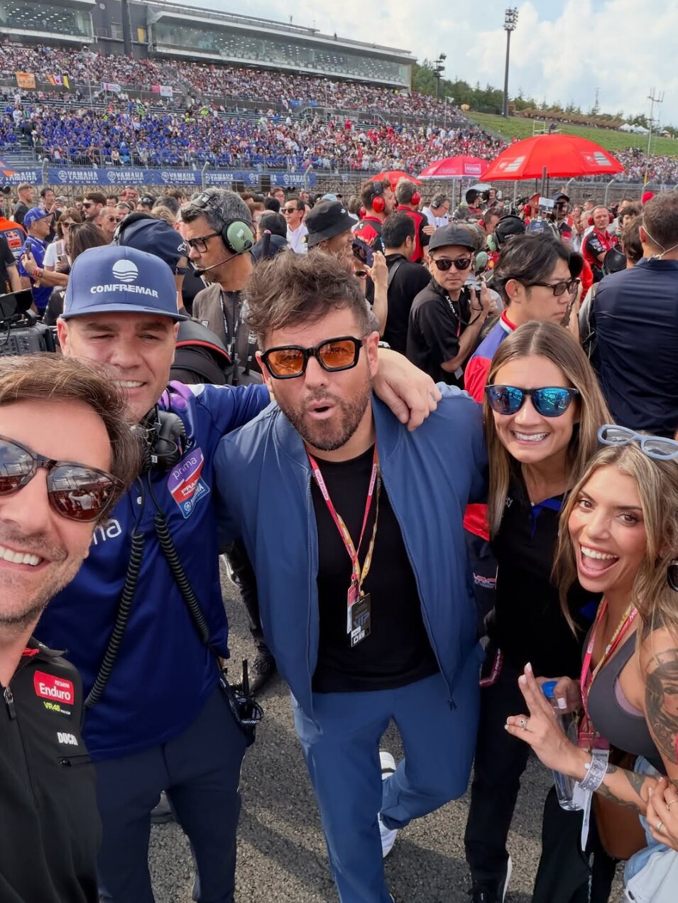 Pablo López y su esposa Laura Rubio junto a Fonsi nieto, su novia y su primo en el Gran Premio de Moto GP | Foto: Instagram
