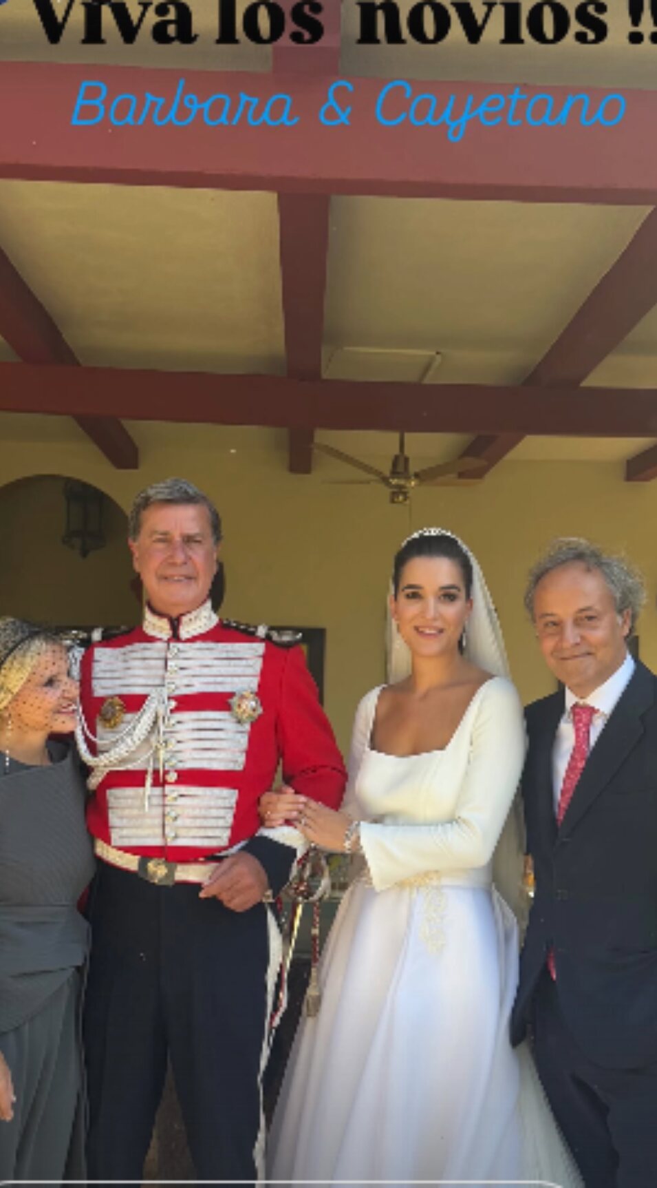 Eugenia Martínez de Irujo, Cayetano Martínez de irujo, Bárbara Mirjan y Narcis Rebollo en la boda de Cayetano y Bárbara | Foto: Instagram