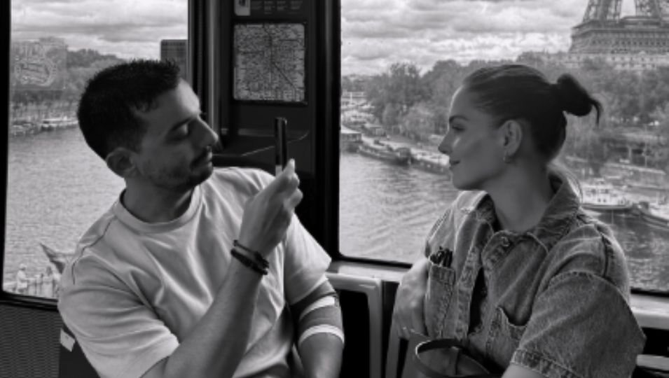 Andrea Duro y su novio en Paris | Fotografía: RRSS