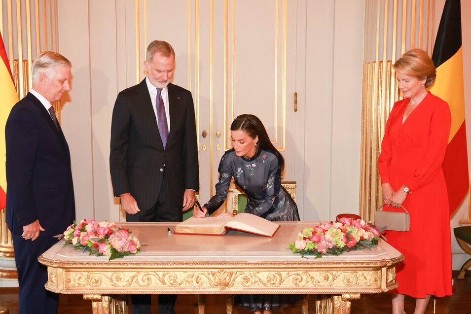 La Reina Letizia firmando en el libro de oro | Foto: Casa S.M. El Rey