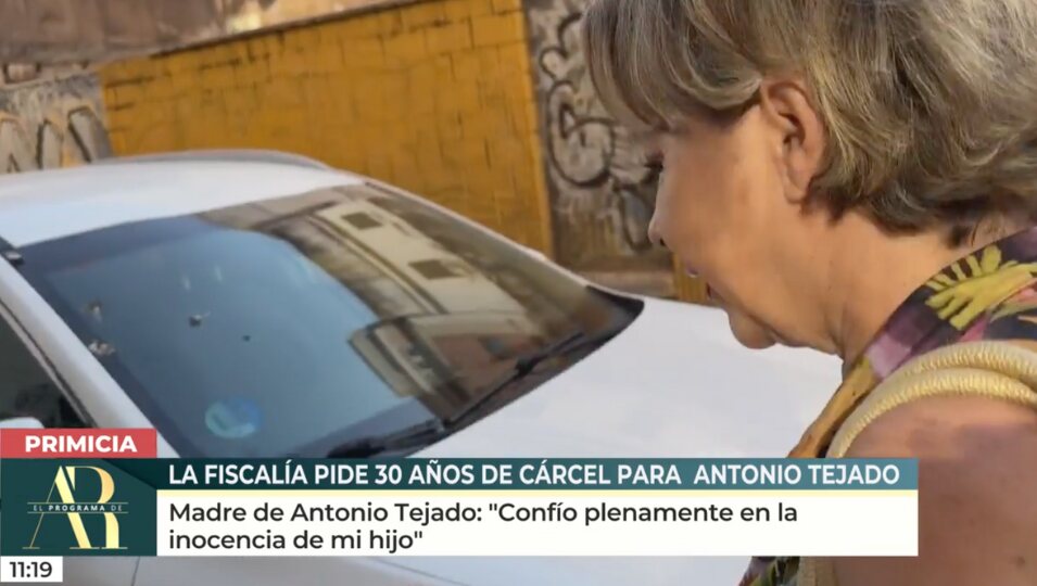 María José, madre de Antonio Tejado habla con la prensa | Foto: Telecinco.es