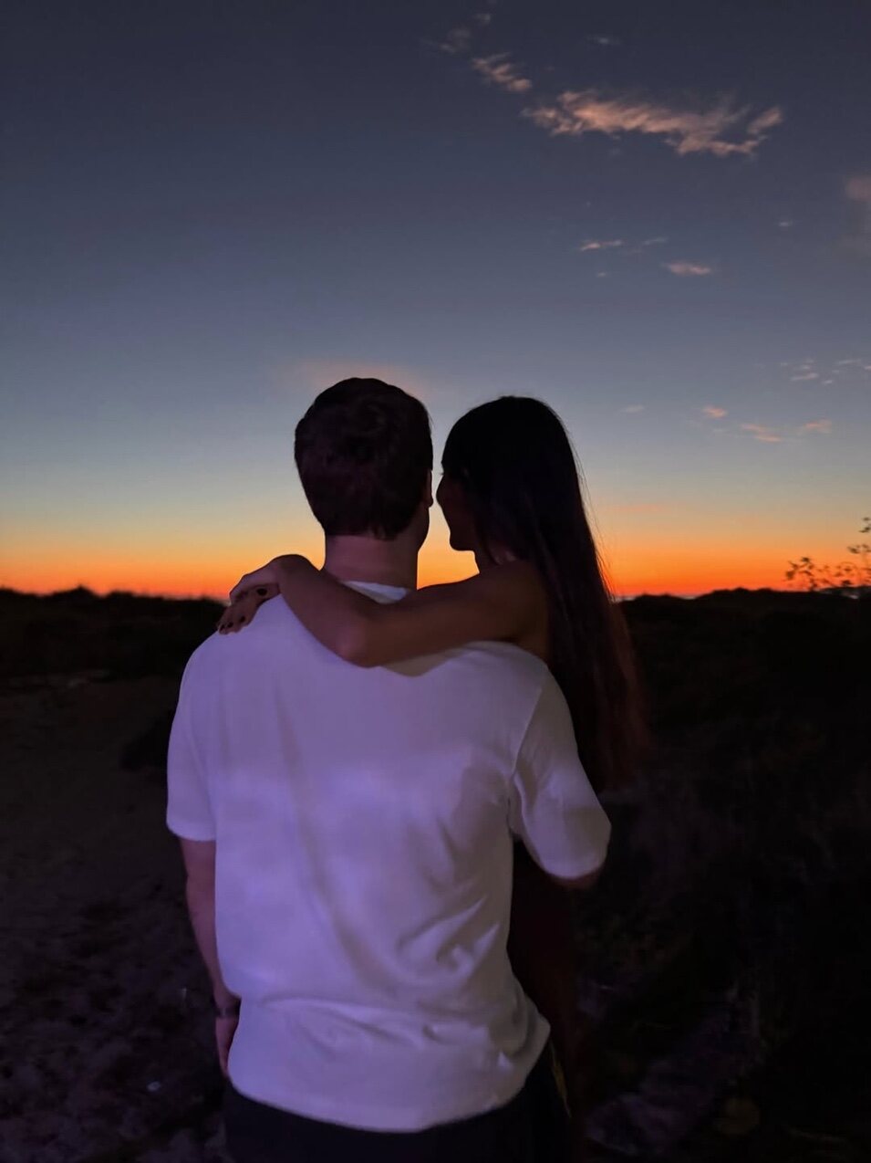 Anna y Mario viendo la puesta de sol | Instagram
