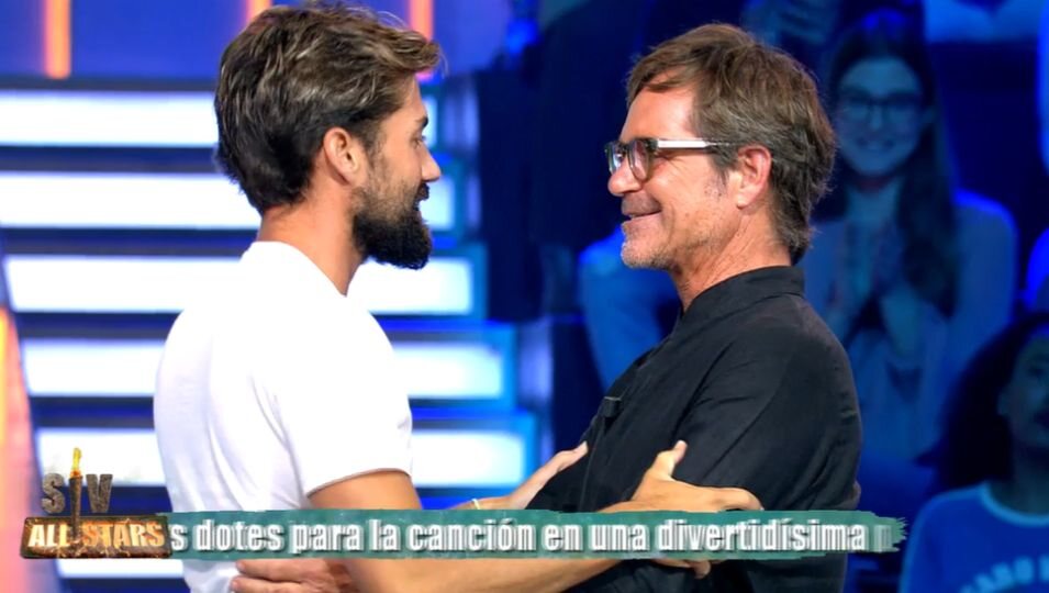 Abrazo entre Alejandro y Eduardo | Fotografía: Telecinco