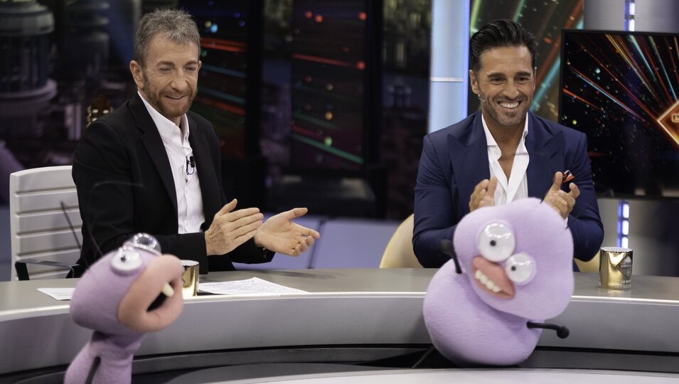 David Bustamante junto a las hormigas de 'El Hormiguero' | Fotografía: Antena 3
