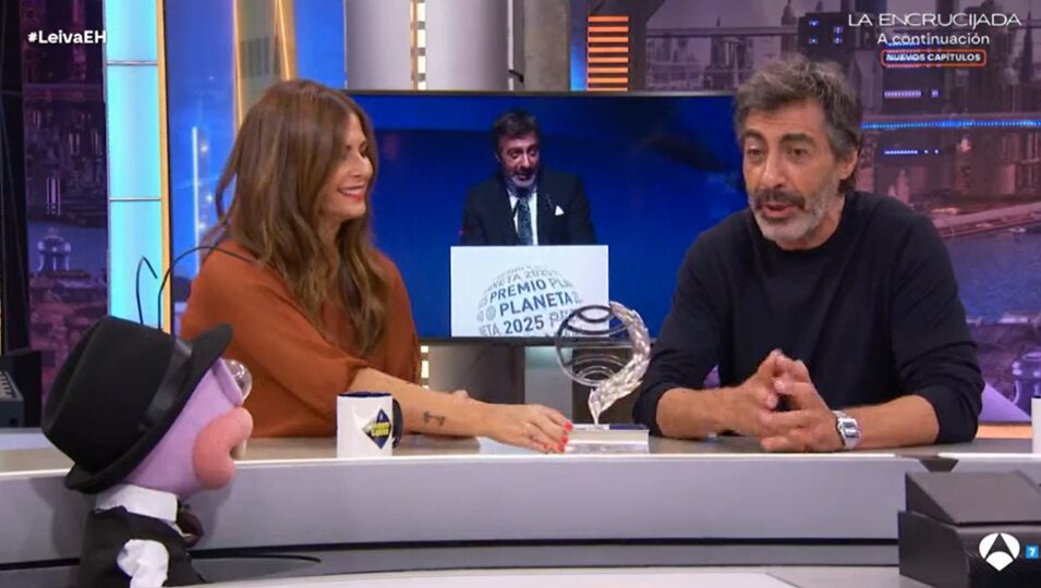Nuria Roca y Juan del Val muestran el premio Planeta 2025 en 'El Hormiguero' | Foto: Antena3.com