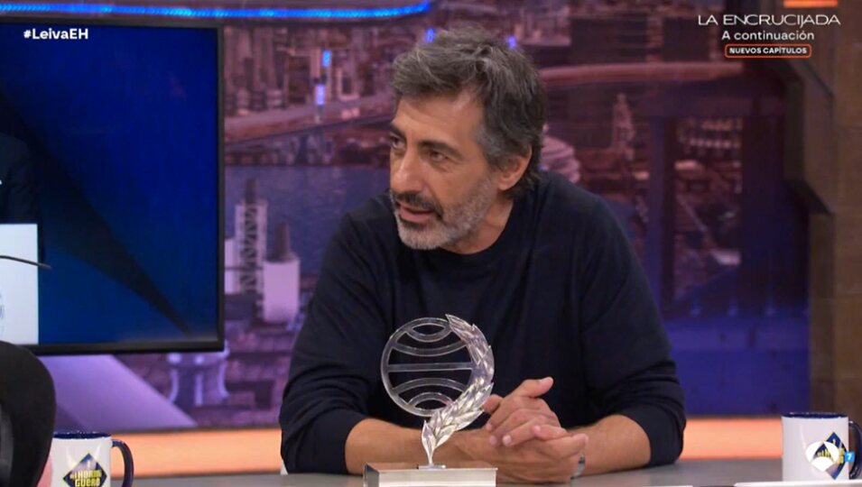 Juan del Val muestra el premio Planeta 2025 en 'El Hormiguero' | Foto: Antena3.com