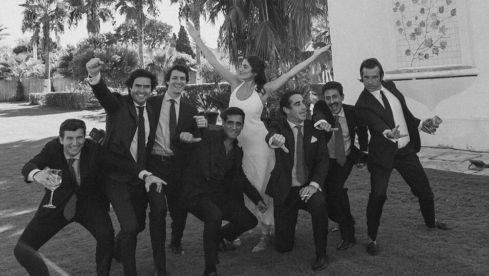 Blanca Llandres y Alberto Herrera junto a sus amigos | Fotografía: RRSS