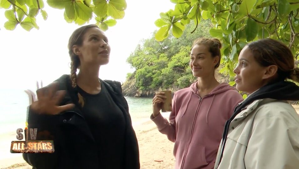 Jessica Bueno hablando con sus compañeras de 'SV All Stars' | Fotografía: Telecinco