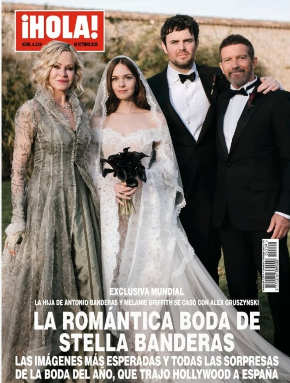 Portada revista ¡Hola! de la boda de Stella del Carmen Banderas posando junto a su esposo y padres | Foto: ¡Hola!