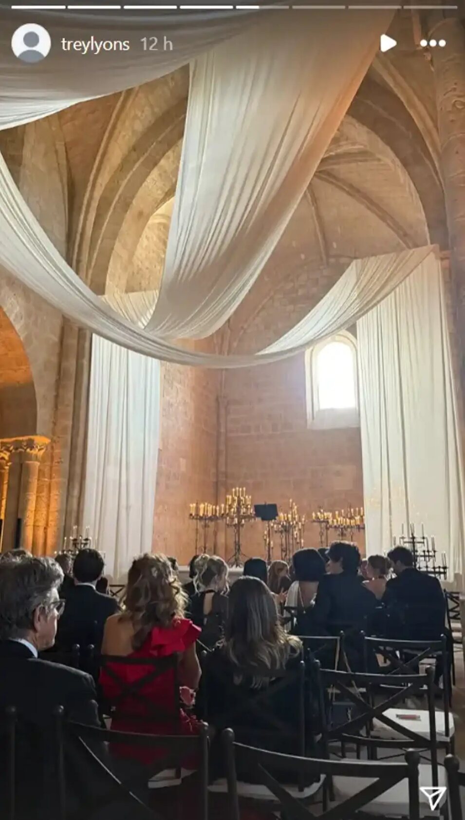La capilla en la que se casaron decorada con velas y telas blancas | Foto: Instagram