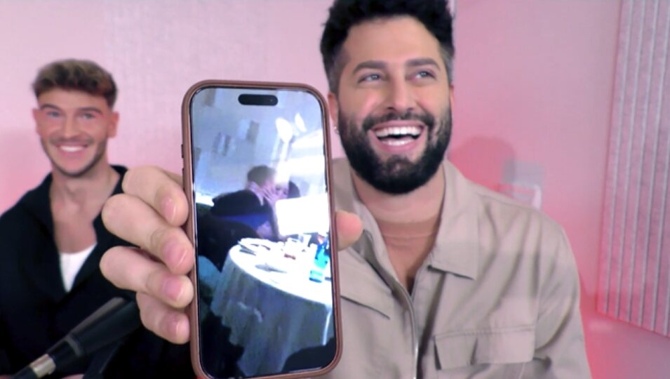 Javi Hoyos enseñando la foto en la que Lola índigo e Illo Juan se besan | Foto: Telecinco.es