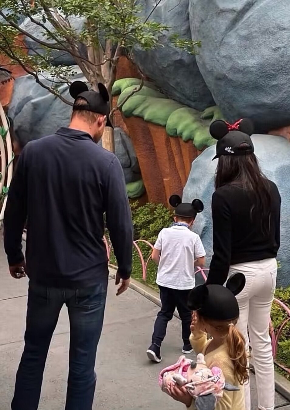 Meghan Markle y su familia en Disneyland | Fotografía: RRSS