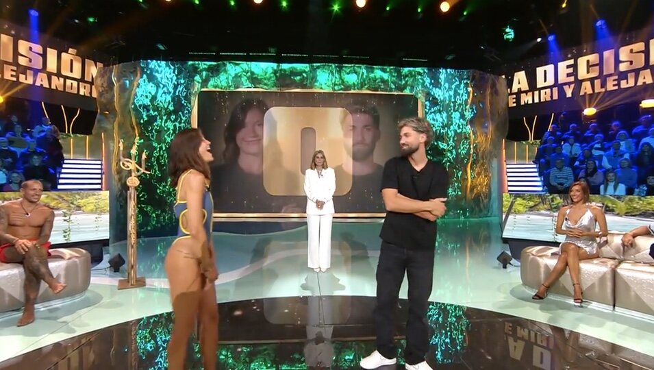 Miri y Alejandro decidiendo si quieren tener una segunda cita | Fotografía: Telecinco
