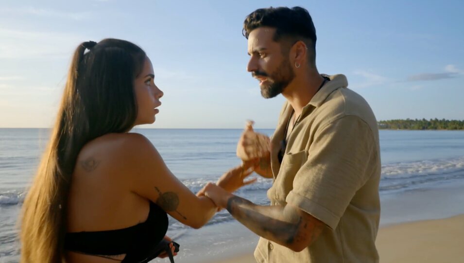 Nieves y Lorenzo discuten en la playa por la elección de fechas de Nieves | Foto: Telecinco.es