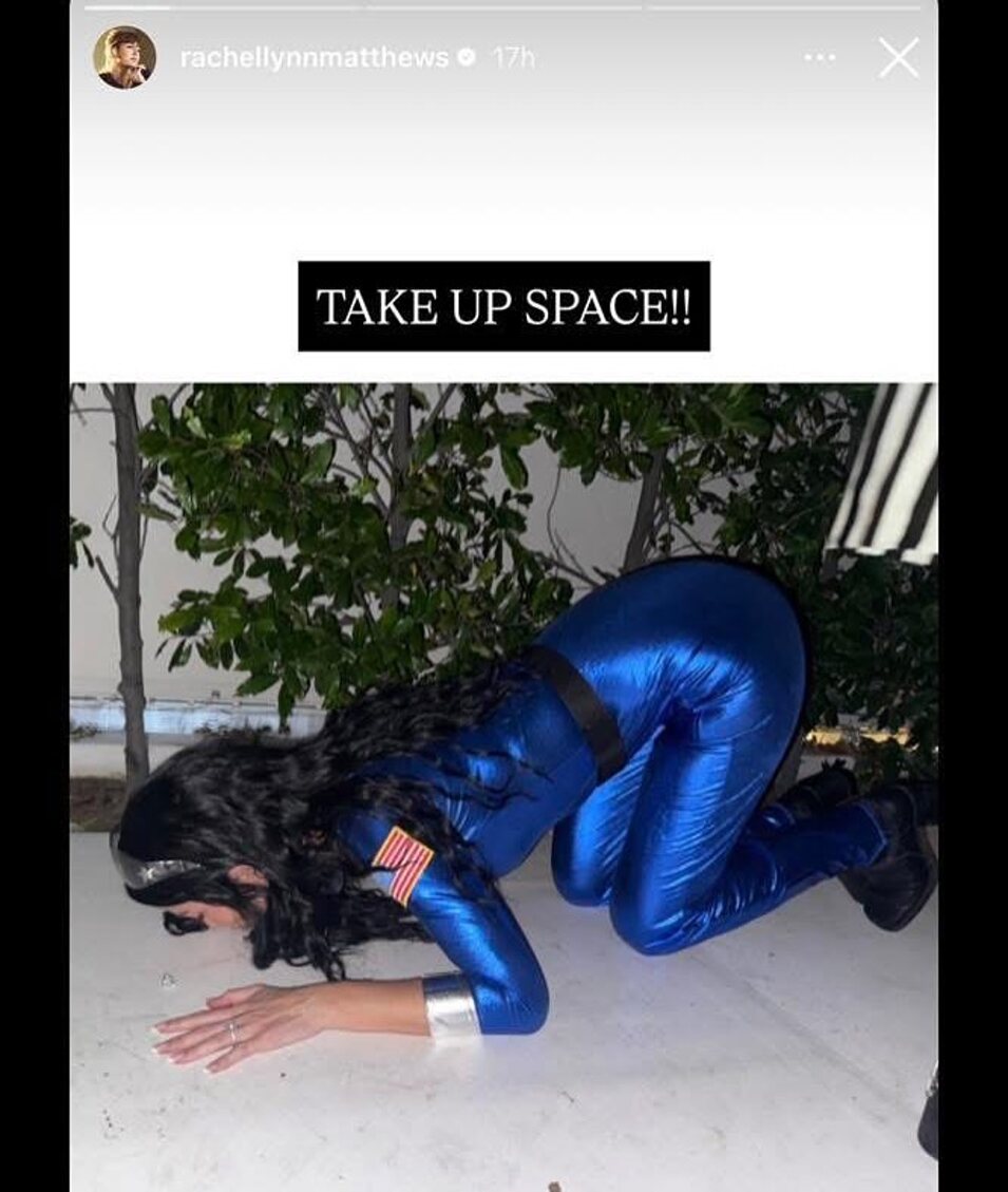 Rachel Lynn Matthews se vistió como Katy Perry y recrea su regreso del espacio | Foto: Instagram