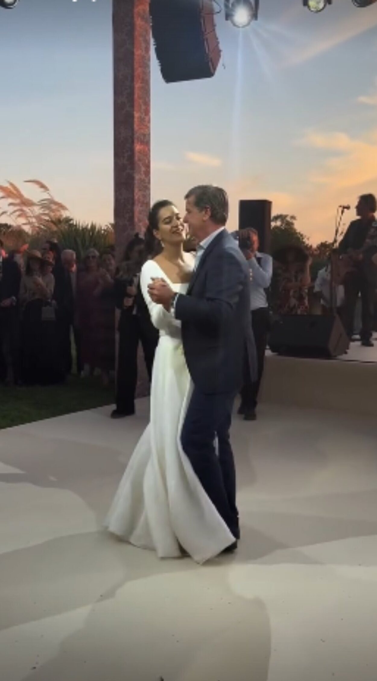 Cayetano Martínez de Irujo bailando junto a su esposa Bárbara Mirjan | Foto: Instagram