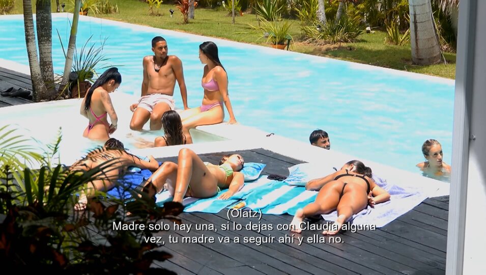 Gilbert con las tentadoras | Fotografía: Telecinco