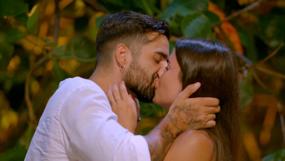 Beso entre Nieves y Lorenzo | Fotografía: Telecinco
