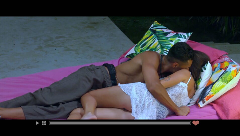 Sandra tumbada junto a Andrea en Villa Playa | Foto: Telecinco.es