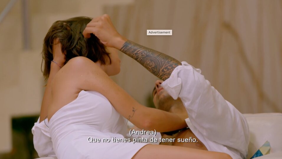 Sandra y Andrea justos en el sofá cuando todos se fueron a dormir | Foto: Telecinco.es