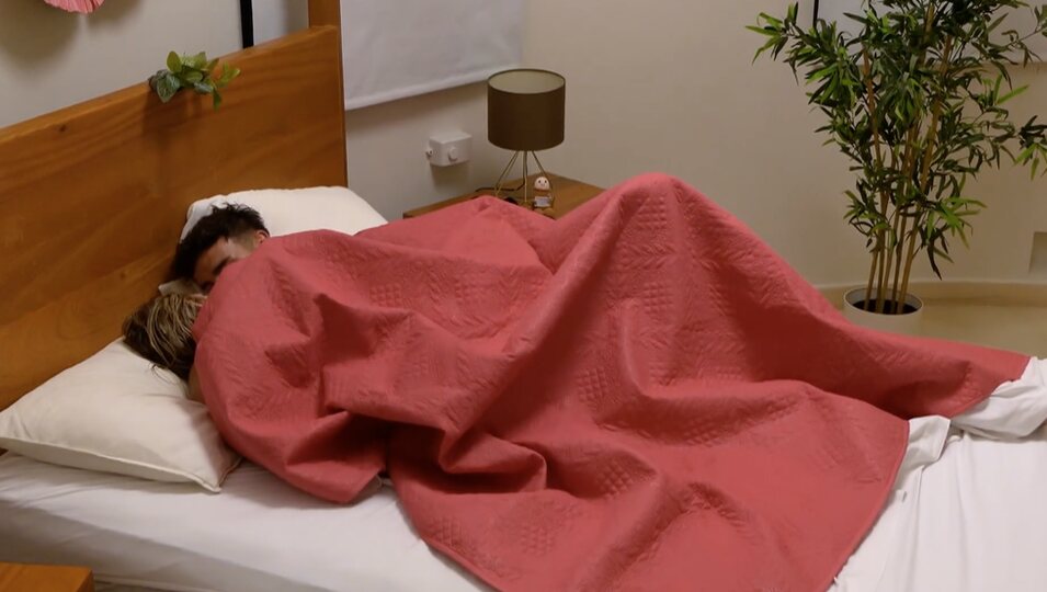 Claudia cae en la tentación con Gerard | Fotografía: Telecinco