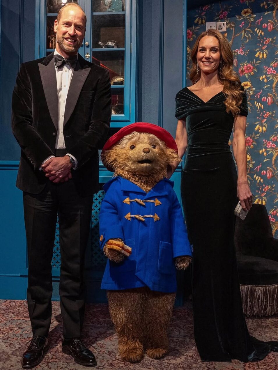 Los Príncipes de Gales posando junto al oso Paddington | Foto: Instagram